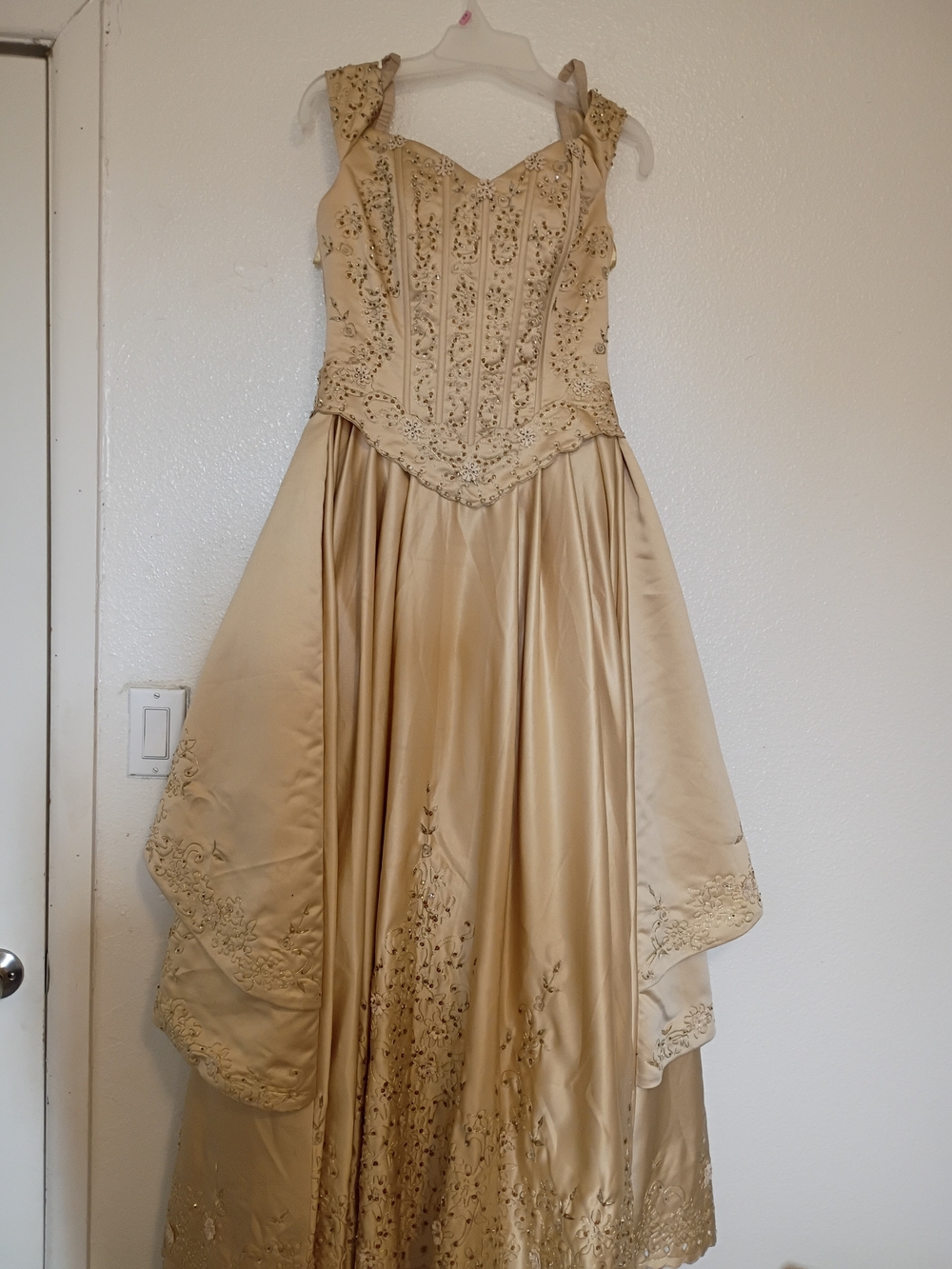 Elegant champagne-gold formal ballgown features a laced Corset✨